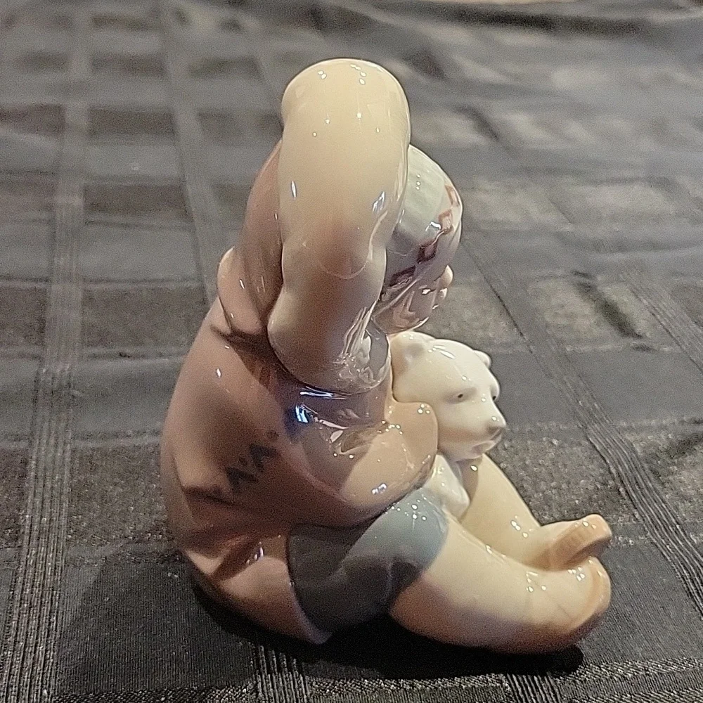 Lladro Eskimo child w Polar Bear - Picture 4 of 7